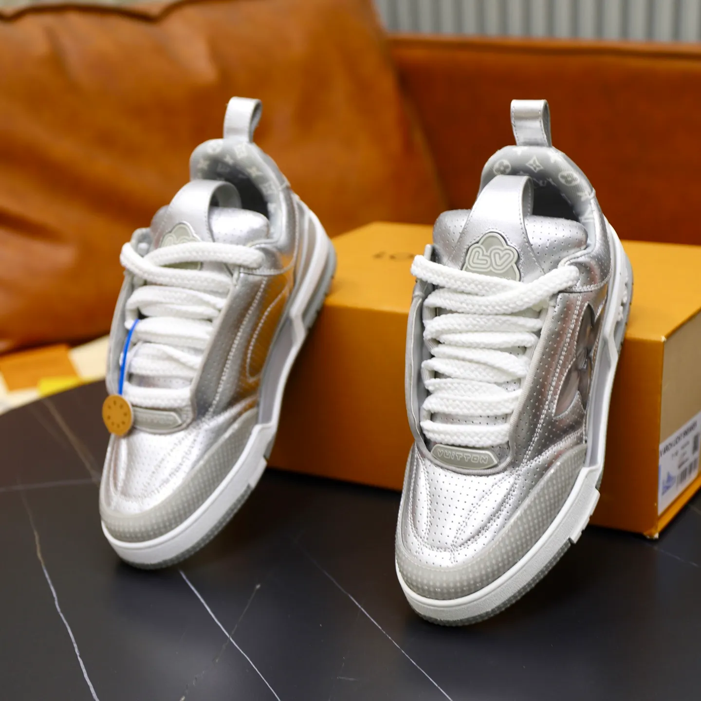 Ex-factory price: 860💰LV Couple👫Louis Vuitton TRAINER sneakers classic Louis Vuitton men's artistic director Virgil Abloh picked inspiration to create this LV Trainer sneaker. Yingze crystal inlays present a colorful effect. VS can be matched with two gorgeous effect colors. The LV letter logo badge on the tongue is gorgeous and noble. The LV letter is decorated on the side. The outsole is decorated with a Monogram flower pattern. It shows the trend of elegance and nobility! Men's and women's models: 35-46